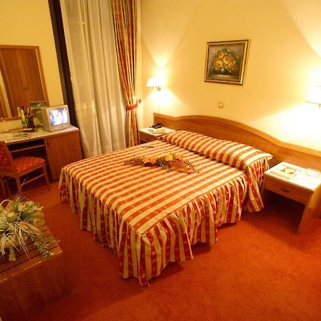 Hotel Dinara Livno Esterno foto