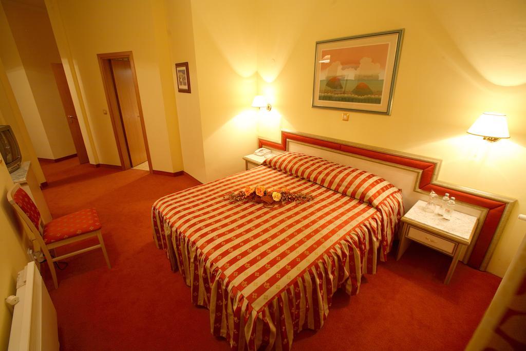 Hotel Dinara Livno Esterno foto